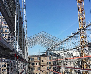 Ställningar invid byggnadsarbetet