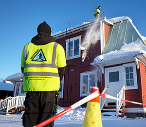 Lär dig skotta snö på ett säkert sätt